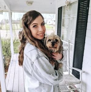 Meet your Posher, Lara